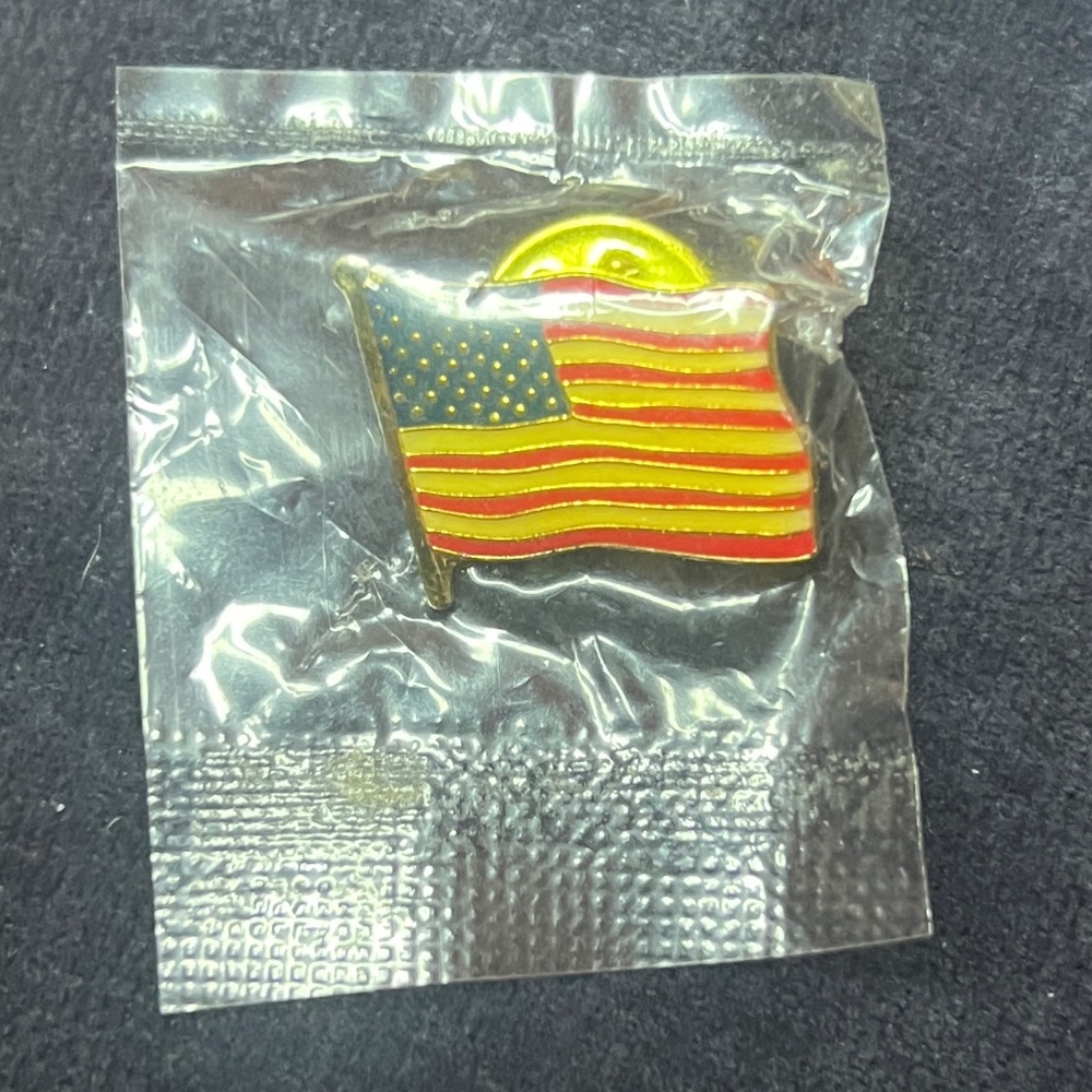 American Flag pin ,NEW